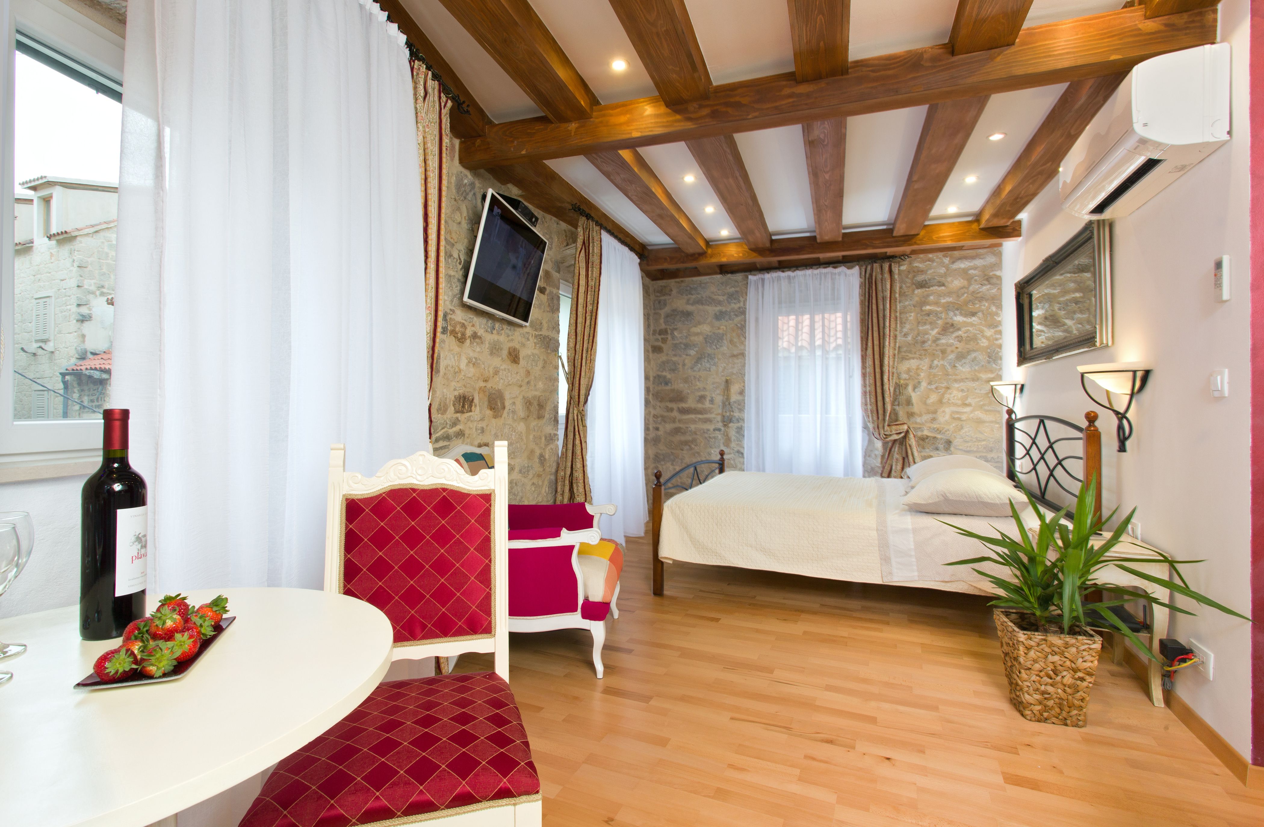 13_adorable_airbnb_apartments_in_split_for_under_60_per_night_12_18ae64bdfe