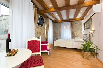 13_adorable_airbnb_apartments_in_split_for_under_60_per_night_12_18ae64bdfe