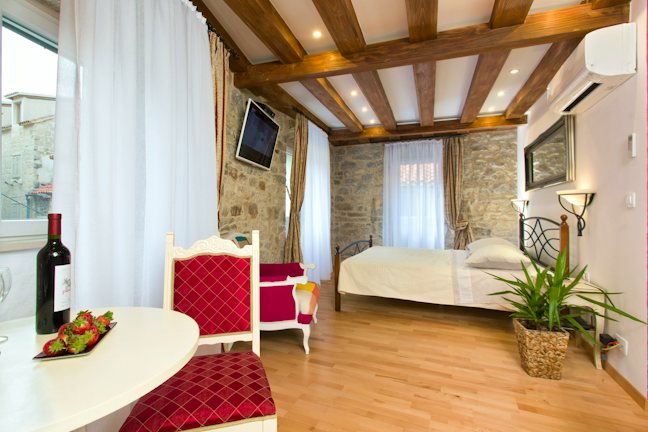 13_adorable_airbnb_apartments_in_split_for_under_60_per_night_12_18ae64bdfe