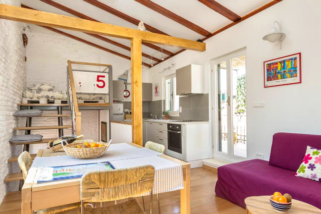 13_adorable_airbnb_apartments_in_split_for_under_60_per_night_4_d5e39828dc