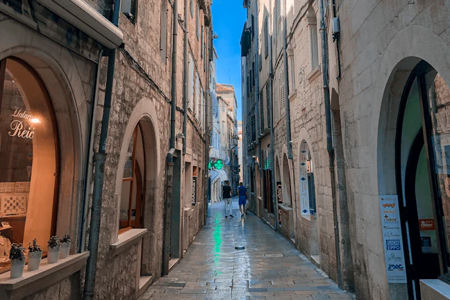 7_bars_in_dubrovnik_that_you_absolutely_must_drink_at_3_35c4223a93