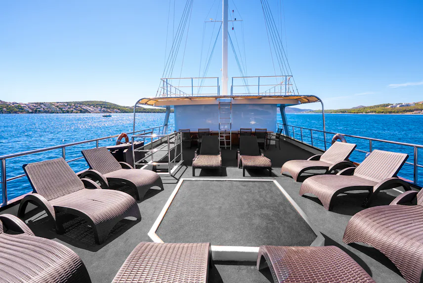 MAIN DECK