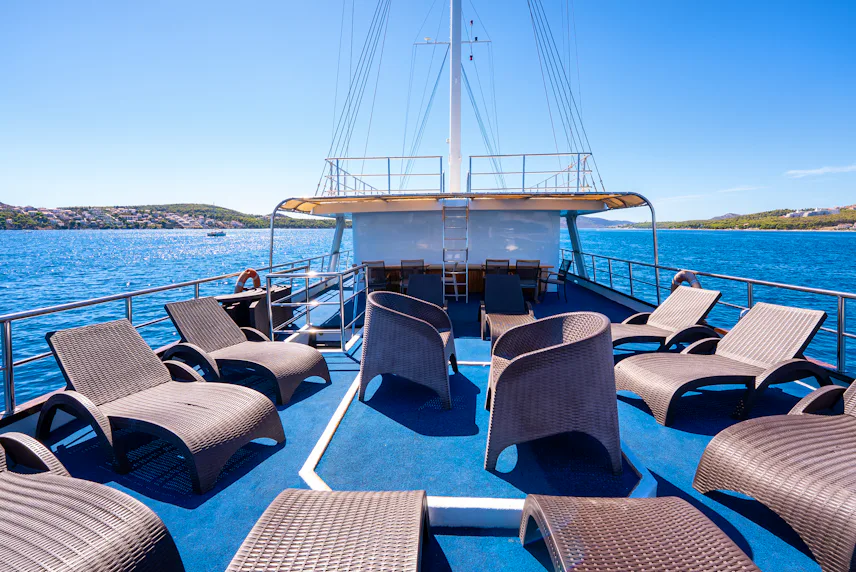 MAIN DECK