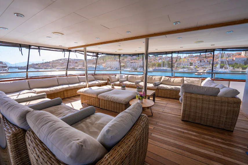 MAIN DECK