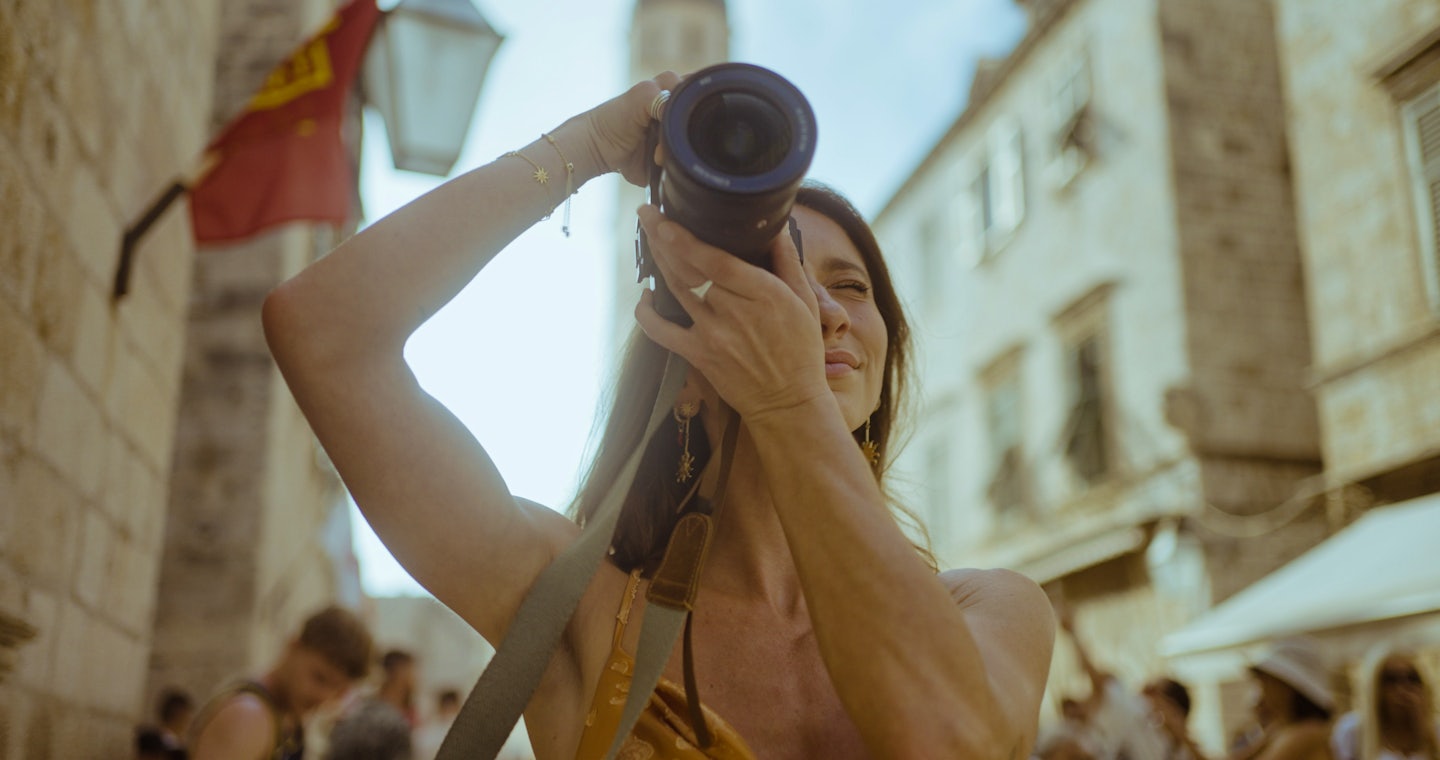 PHOTOGRAPHER POSITION