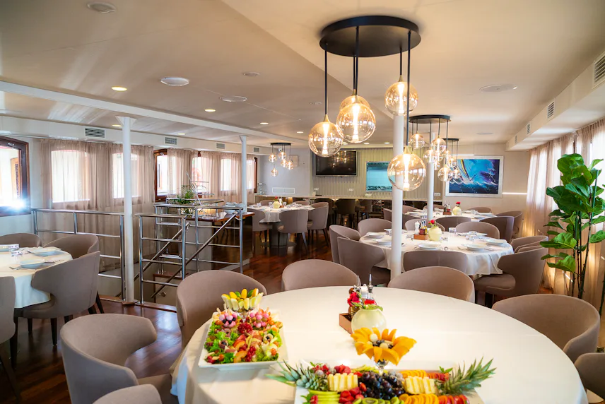DINING SALON