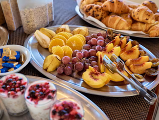 Breakfast & Lunch Daily