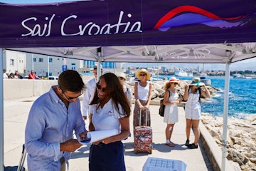 introducing_the_identical_twins_3_5d8f1c3362