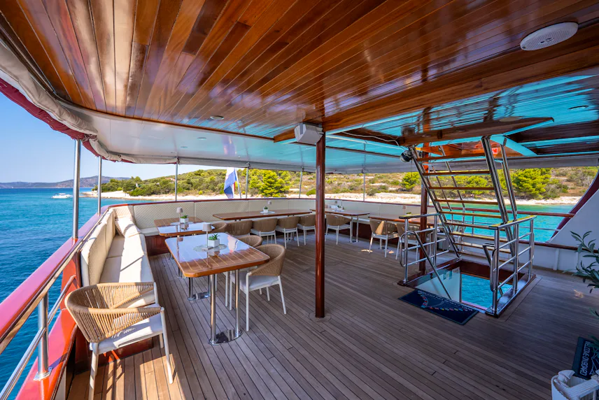 MAIN DECK