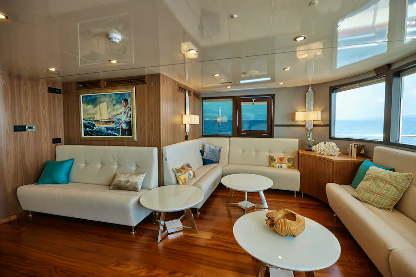 LOUNGE AREA