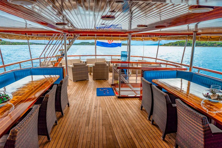 MAIN DECK