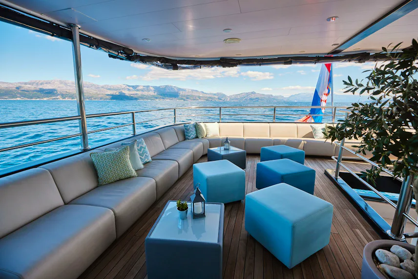 MAIN DECK