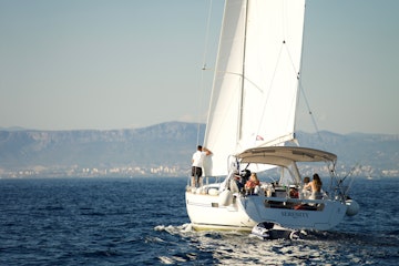 private_yacht_tour_vs_yacht_charter_2_a9c957ab6d