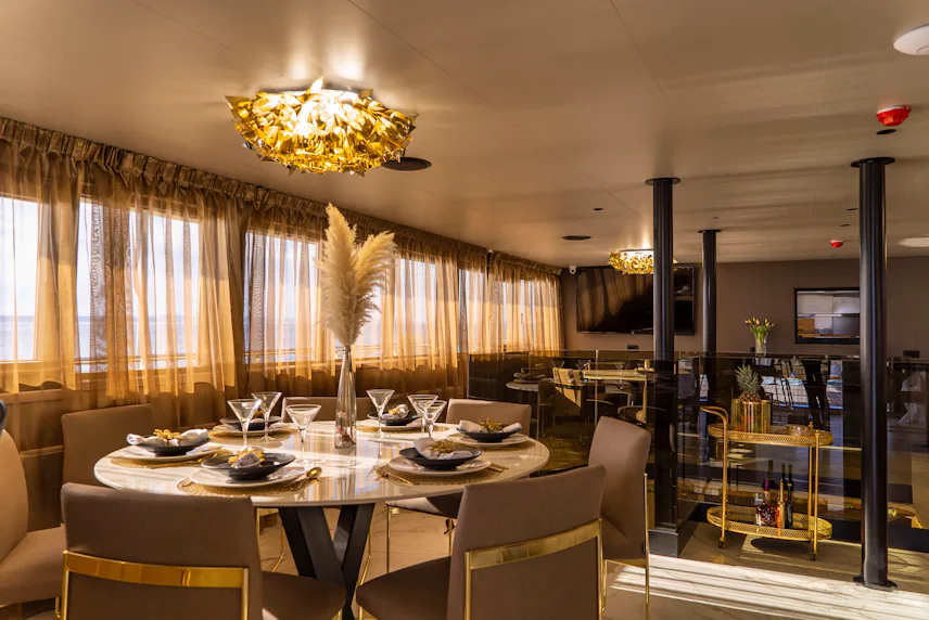 DINING SALON